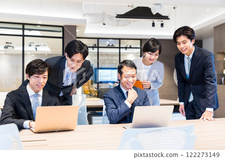 在辦公室工作的商務人士 圖片合作：WEEK Shibadaimon（Sun Frontier Fudousan） 122273149