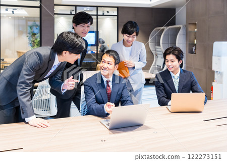 在辦公室工作的商務人士 圖片合作:WEEK Shibadaimon(Sun Frontier Fudousan) 在辦公室工作的商務人士 圖片合作:WEEK Shibadaimon(Sun Frontier Fudousan) 122273151