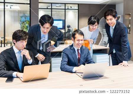 Business person working in the office Photo cooperation: WEEK Shibadaimon (Sun Frontier Fudousan) 122273152