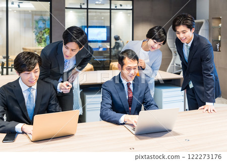 Business person working in the office Photo cooperation: WEEK Shibadaimon (Sun Frontier Fudousan) 122273176