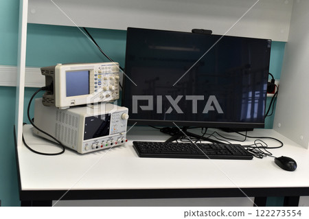 An electronic oscilloscope in the laboratory. A device for measuring voltage. 122273554