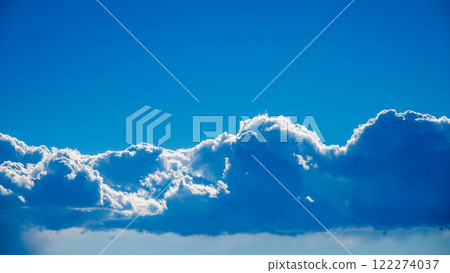 在正午的陽光下,白雲閃閃發亮 在正午的陽光下,白雲閃閃發亮 122274037