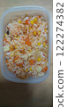 這是蔬菜通心粉湯，裡面加了米飯，看起來像炒飯。 122274382