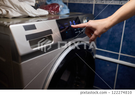 Operating a Modern Washing Machine A Comprehensive Guide to Efficient, User Friendly Use 122274810
