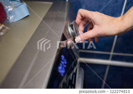 Operating a Modern Washing Machine A Comprehensive Guide to Efficient, User Friendly Use 122274813