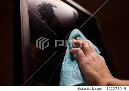 Effective and Safe Cleaning Techniques for a Curved Television Screen Using a Microfiber Cloth 122275049