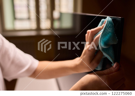 Effective and Safe Cleaning Techniques for a Curved Television Screen Using a Microfiber Cloth 122275060