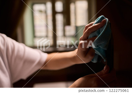 Effective and Safe Cleaning Techniques for a Curved Television Screen Using a Microfiber Cloth 122275061