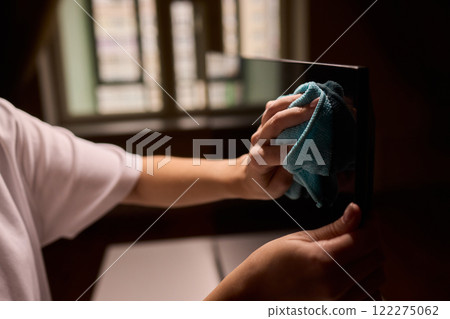 Effective and Safe Cleaning Techniques for a Curved Television Screen Using a Microfiber Cloth 122275062