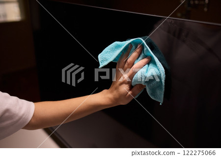 Effective and Safe Cleaning Techniques for a Curved Television Screen Using a Microfiber Cloth 122275066