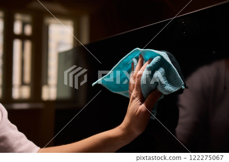 Effective and Safe Cleaning Techniques for a Curved Television Screen Using a Microfiber Cloth 122275067