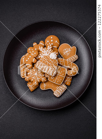 Delicious gingerbread cookies with honey, ginger and cinnamon Delicious gingerbread cookies with honey, ginger and cinnamon 122275374