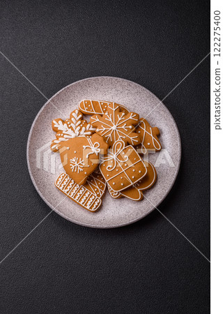 Delicious gingerbread cookies with honey, ginger and cinnamon 122275400
