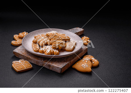 Delicious gingerbread cookies with honey, ginger and cinnamon 122275407