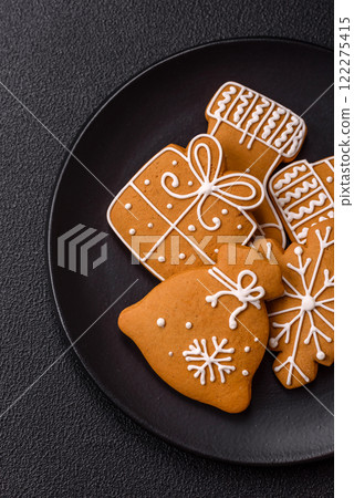 Delicious gingerbread cookies with honey, ginger and cinnamon 122275415