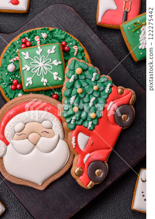 Delicious gingerbread cookies with honey, ginger and cinnamon 122275442