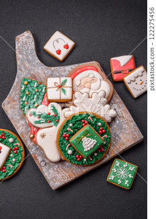 Delicious gingerbread cookies with honey, ginger and cinnamon 122275456