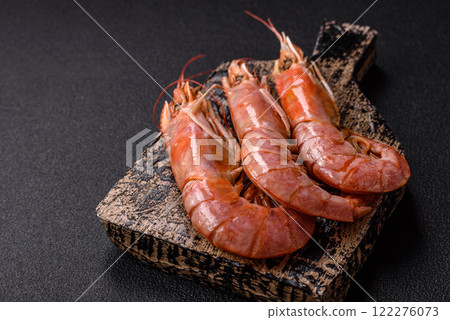 Boiled tiger prawns with salt, spices, herbs and vegetables 122276073