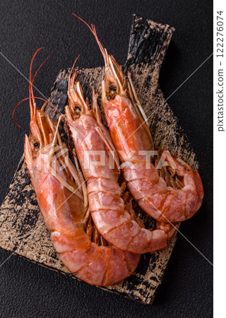 Boiled tiger prawns with salt, spices, herbs and vegetables 122276074