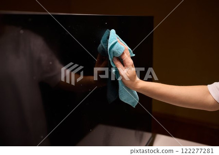Effective and Safe Cleaning Techniques for a Curved Television Screen Using a Microfiber Cloth Effective and Safe Cleaning Techniques for a Curved Television Screen Using a Microfiber Cloth 122277281