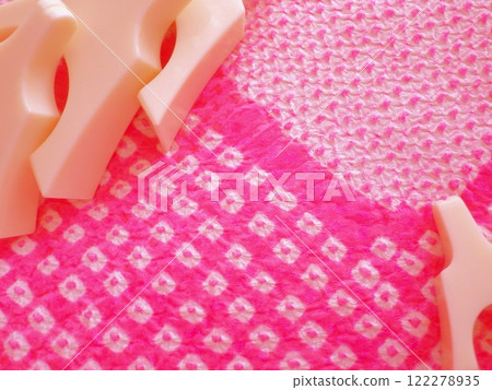 Koto pillars and pink silk cloth with kanoko pattern Koto pillars and pink silk cloth with kanoko pattern 122278935