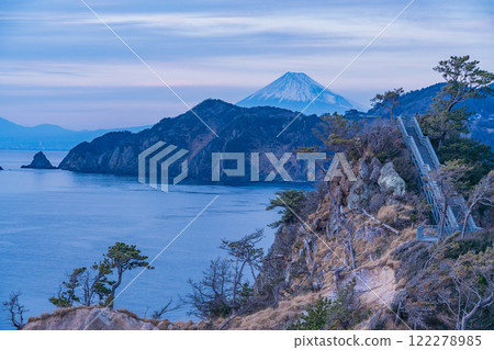 [Shizuoka Prefecture] Evening view of Mt. Fuji beyond Koganezaki in Nishiizu 122278985