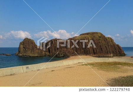 Panoramic view of the 20m-tall monolith "Tateiwa" (Kyoto, Kyotango City) Panoramic view of the 20m-tall monolith "Tateiwa" (Kyoto, Kyotango City) 122279748