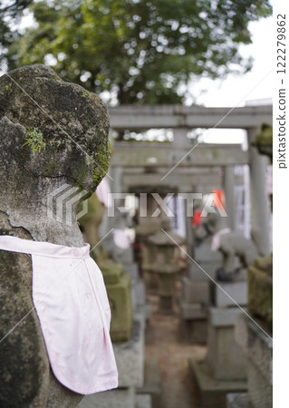 The guardian lion of Ochiyobo Inari Shrine 122279862