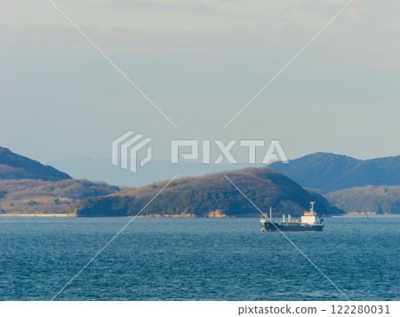 商船漂浮的瀨戶內海景觀 商船漂浮的瀨戶內海景觀 122280031