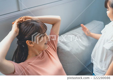 9歲的女兒和媽媽 122280086