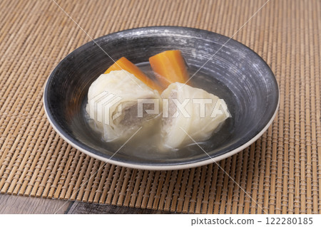 Japanese-style cabbage rolls simmered in bonito broth 122280185