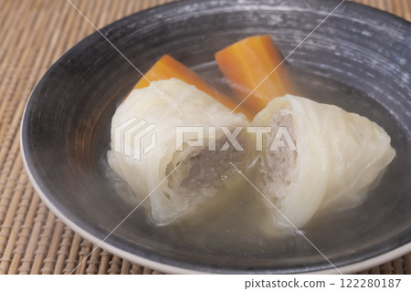 Japanese-style cabbage rolls simmered in bonito broth 122280187