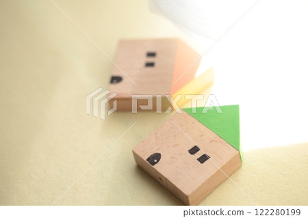 一個可愛的小房子的微型模型,放置在陽光明媚的窗戶附近。 一個可愛的小房子的微型模型,放置在陽光明媚的窗戶附近。 122280199