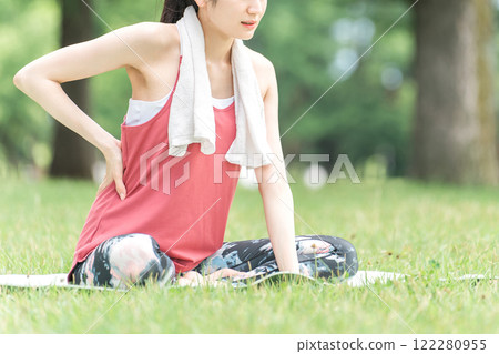 患有下背痛和疝氣的年輕女子做瑜伽 122280955