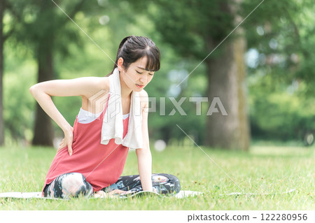 患有下背痛和疝氣的年輕女子做瑜伽 122280956