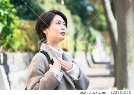 一個女人在戶外散步 122281038