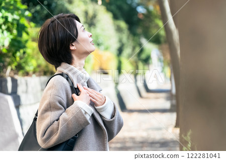 A woman walking outdoors 122281041