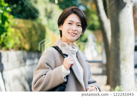 一個女人在戶外散步 122281043