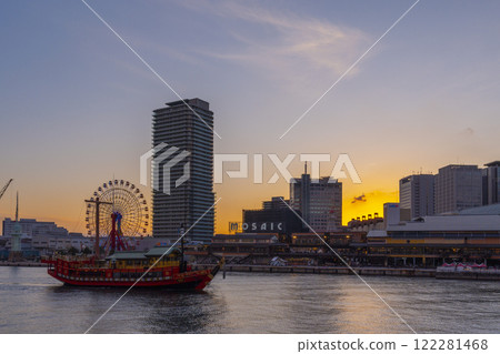 Beautiful evening view of Kobe Harborland 122281468