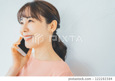 與 30 多歲女性的智慧型手機通話 與 30 多歲女性的智慧型手機通話 122281584