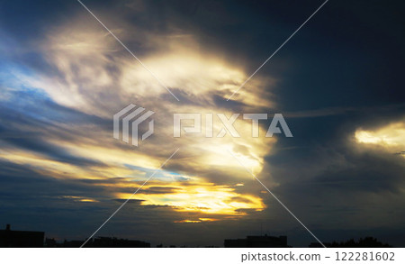 傍晚天空中的強大雲景，烏雲蔓延 122281602