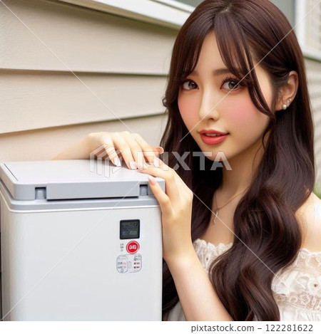 日本女人把手放在蓄電池上 122281622