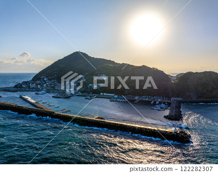 Kamishima Island illuminated by the morning sun (Toba City, Mie Prefecture) 122282307