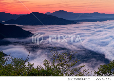 從精進湖和全景平台看到的黎明山脈和青木原樹海的雲海 122282339