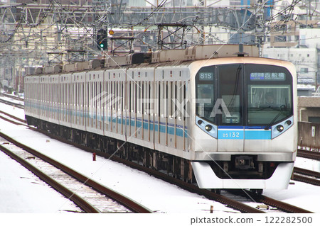 [T] Snowy Tokyo Metro Tozai Line New 05 Series Train 122282500