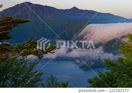 從精進湖和全景平台看到早晨的本棲湖和滝雲 122282577