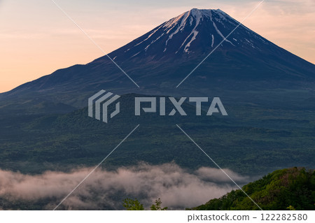 從全景平台看到的富士山和黎明時分的雲海 從全景平台看到的富士山和黎明時分的雲海 122282580