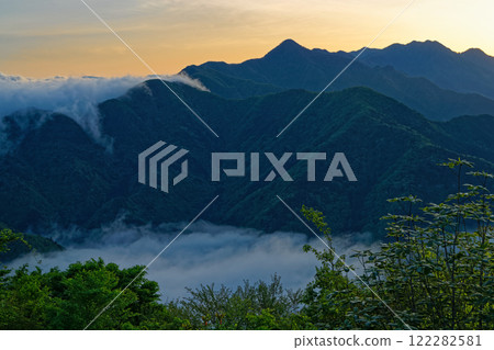 從精進湖和全景平台看到黎明時的御坂山脈和瀑布雲 從精進湖和全景平台看到黎明時的御坂山脈和瀑布雲 122282581