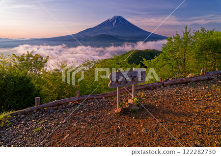 Fresh green Lake Shojiko, Mt. Fuji and sea of clouds as seen from Panorama Platform 122282730