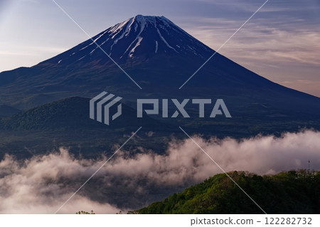 從全景平台看到清晨的精進湖、雲海和富士山的新綠 從全景平台看到清晨的精進湖、雲海和富士山的新綠 122282732